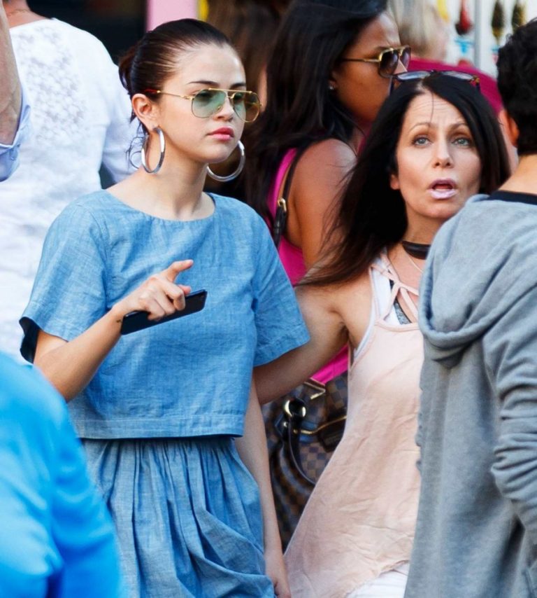 Selena Gomez Visits 911 Memorial with her mom and her Cousins in NYC – September 24th